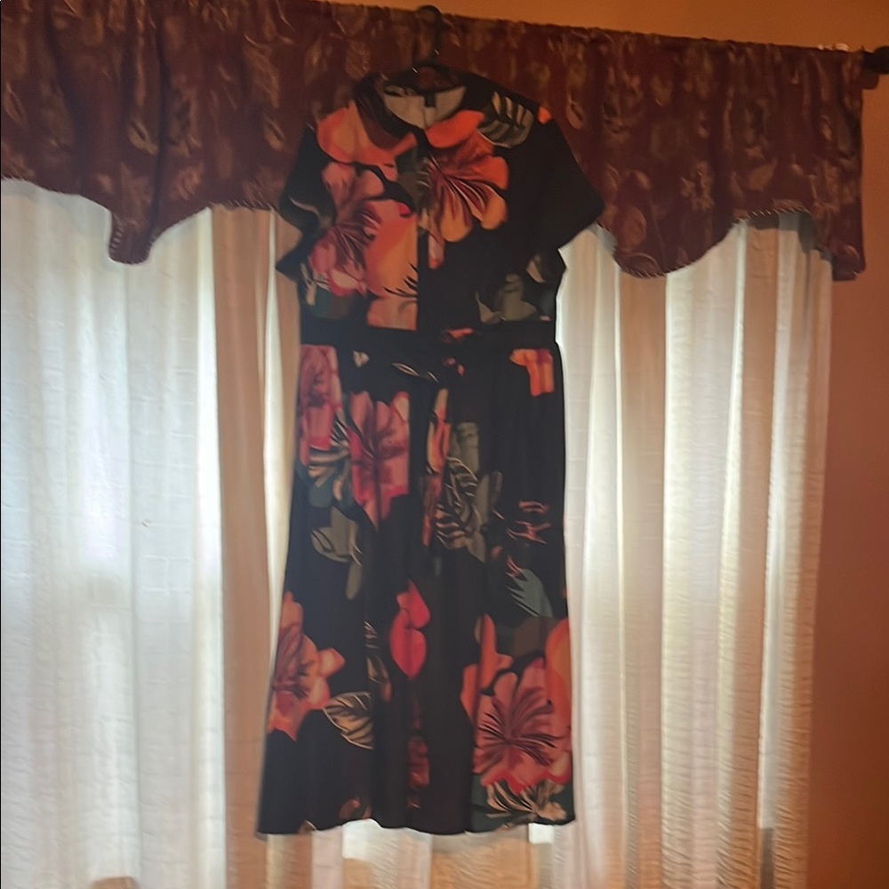 Elegant Floral Maxi Dress in Black and Pink